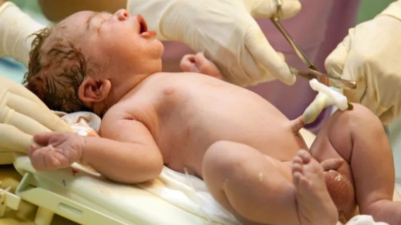 Cắt lông mi, cạo tóc, cạo lông mày cho trẻ sơ sinh: những điều cần biết