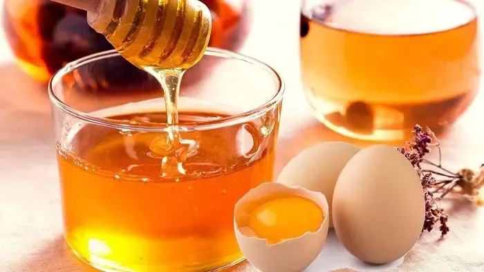 Trứng gà luộc với mật ong