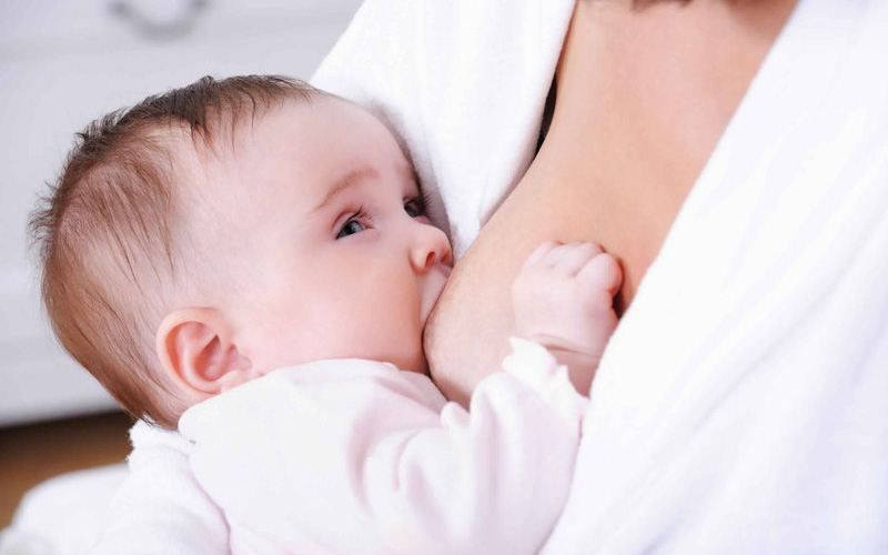 Sữa mẹ là nguồn dinh dưỡng đầy đủ tốt nhất cho trẻ nhỏ