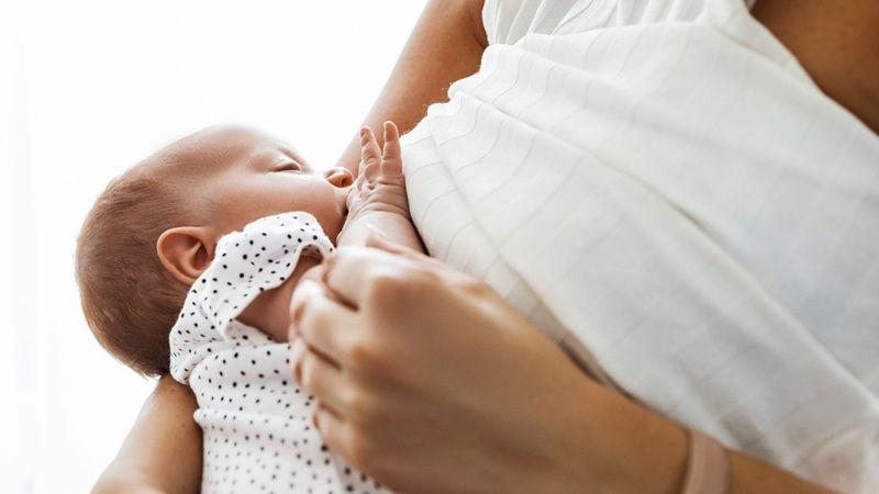 Hâm nóng sữa mẹ để được bao lâu và cách bảo quản sữa đúng cách?