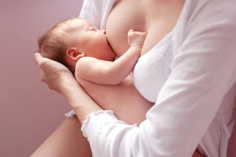 Cách chặn sữa khi cho con bú hiệu quả để tránh tình trạng sữa xuống nhiều và không đều