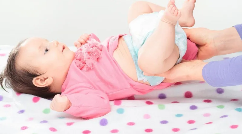 Tình trạng trẻ đi ngoài phân sống có nguy hiểm không?
