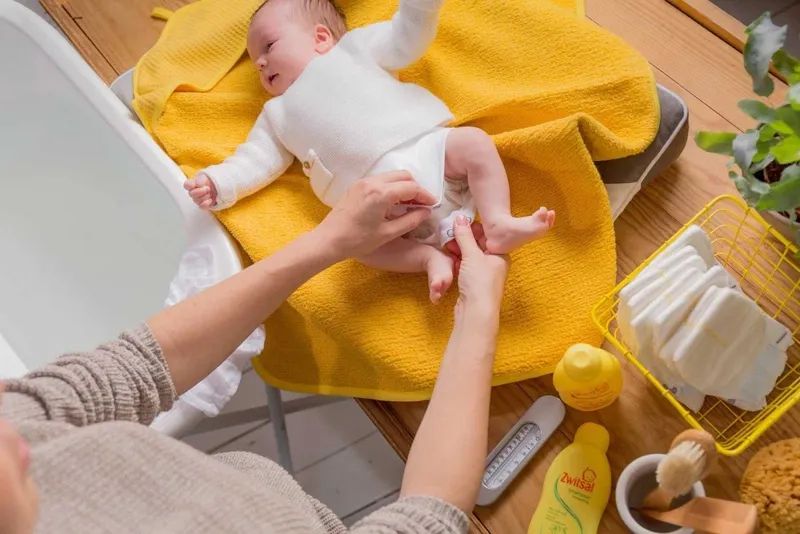 Tắm cho trẻ sơ sinh chưa rụng rốn: cách tắm đúng chuẩn và những lưu ý cần biết