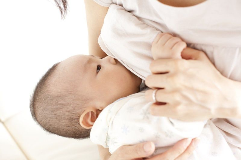 Chảy sữa non khi mang thai: dấu hiệu phát triển chuyển dạ