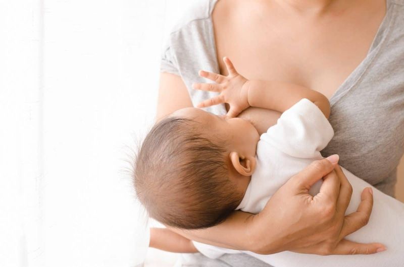 Trẻ sơ sinh bú sữa ngoài hoàn toàn - có tốt cho bé không?