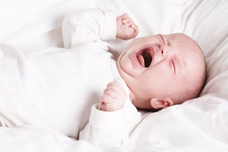 Trẻ sơ sinh ngủ ít: nguyên nhân và cách khắc phục
