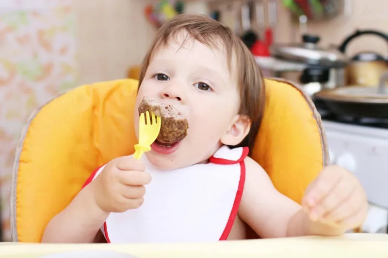 Trẻ mấy tháng ăn được thịt bò? lợi ích và cách chuẩn bị thịt bò cho bé