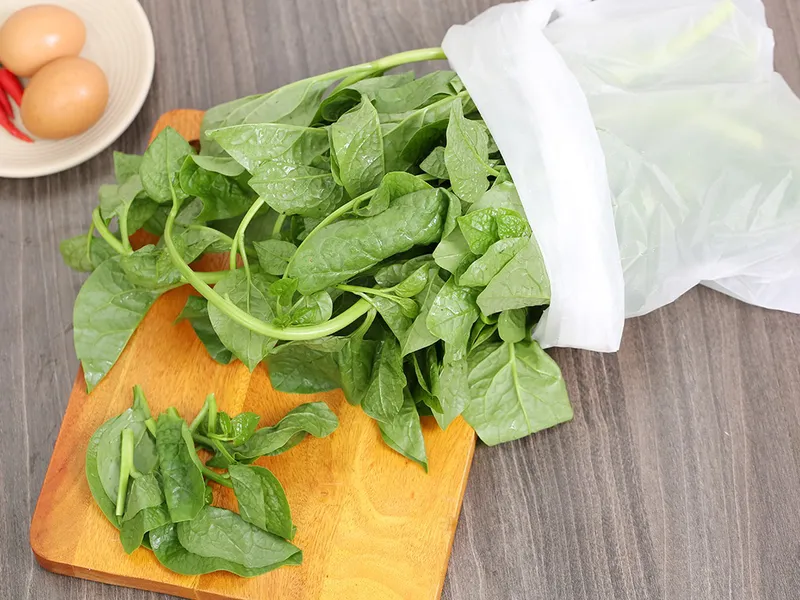Trẻ em ăn rau mồng tơi - lợi ích và cách chế biến
