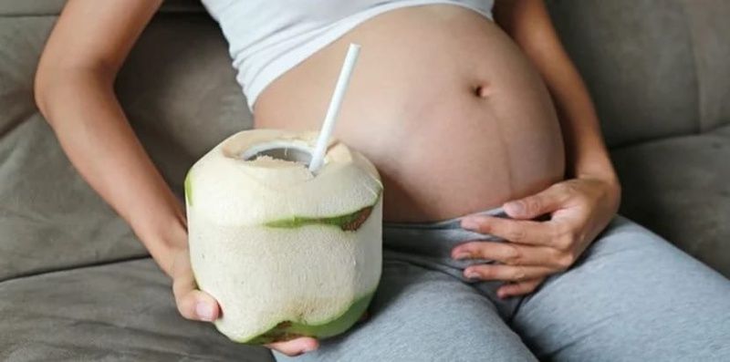 Mẹ bầu huyết áp thấp có nên uống nước dừa hay không?