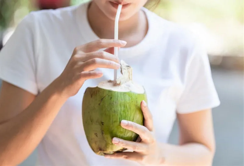 Mẹ bầu huyết áp thấp có nên uống nước dừa hay không?
