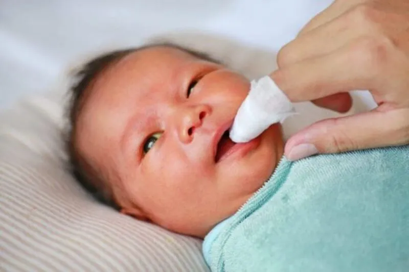 Rơ lưỡi cho trẻ sơ sinh: hướng dẫn và các phương pháp an toàn