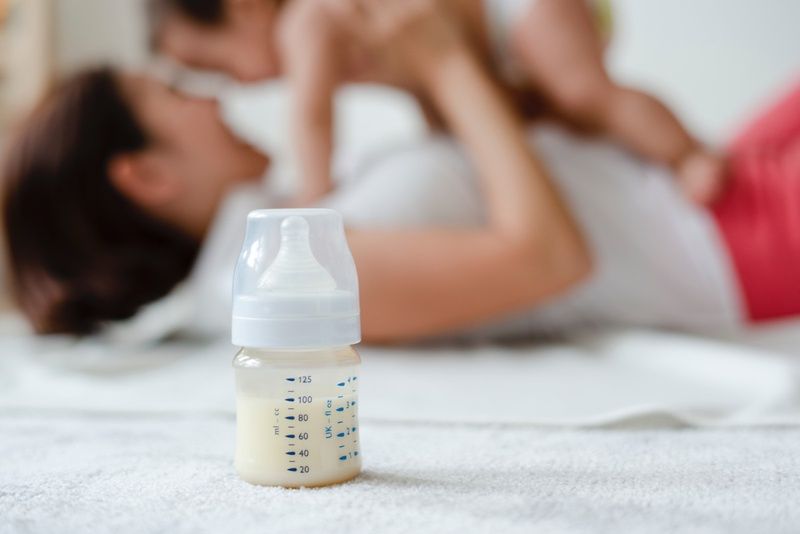 Màu sữa mẹ và tác động của nó đến sự phát triển của trẻ