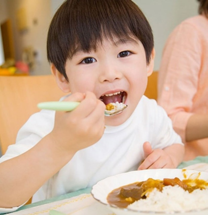 Bé 11 tháng ăn cơm được chưa? Cơm có gây nghẹn cho bé không?