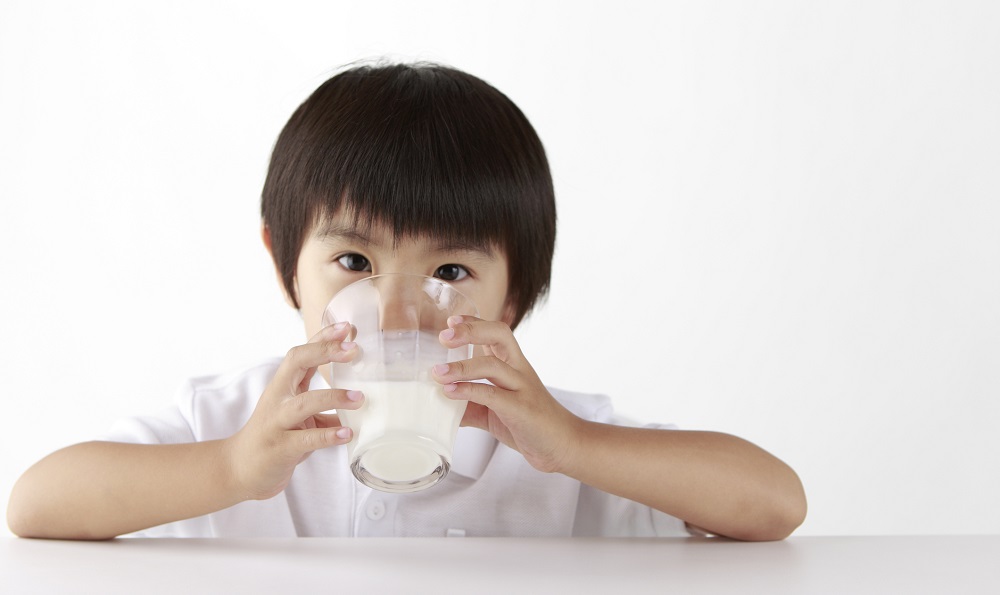 Sữa công thức có thực sự cần thiết cho trẻ sau 1 tuổi? Sự thật sẽ khiến bố  mẹ ngã ngửa!