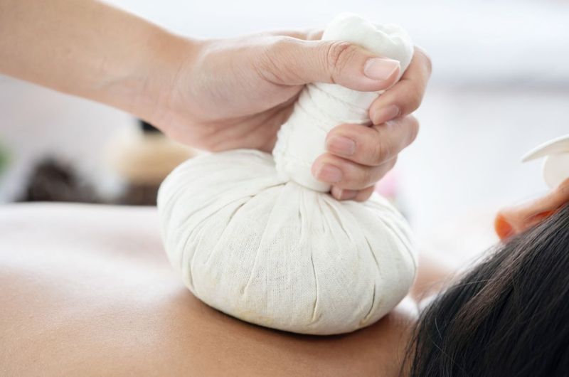 Chườm nóng và chườm lạnh: phương pháp giảm đau không xâm lấn