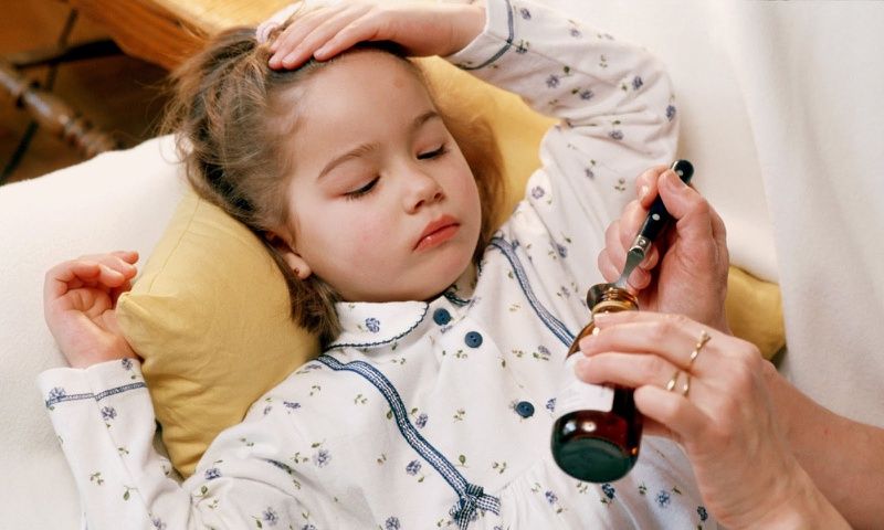 Chăm sóc trẻ khi bị viêm họng kèm sốt