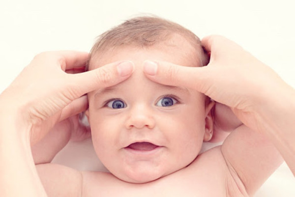 Cách massage đầu cho trẻ sơ sinh đúng và an toàn nhất