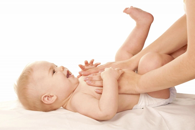 Cách massage bụng cho trẻ sơ sinh bị đầy hơi cực hiệu quả - 