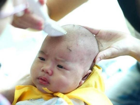 Cháu 1 tháng tuổi, bà nội lôi ra cạo lông mày, mấy tháng sau cả gia đình  đau đớn vô tận vì...