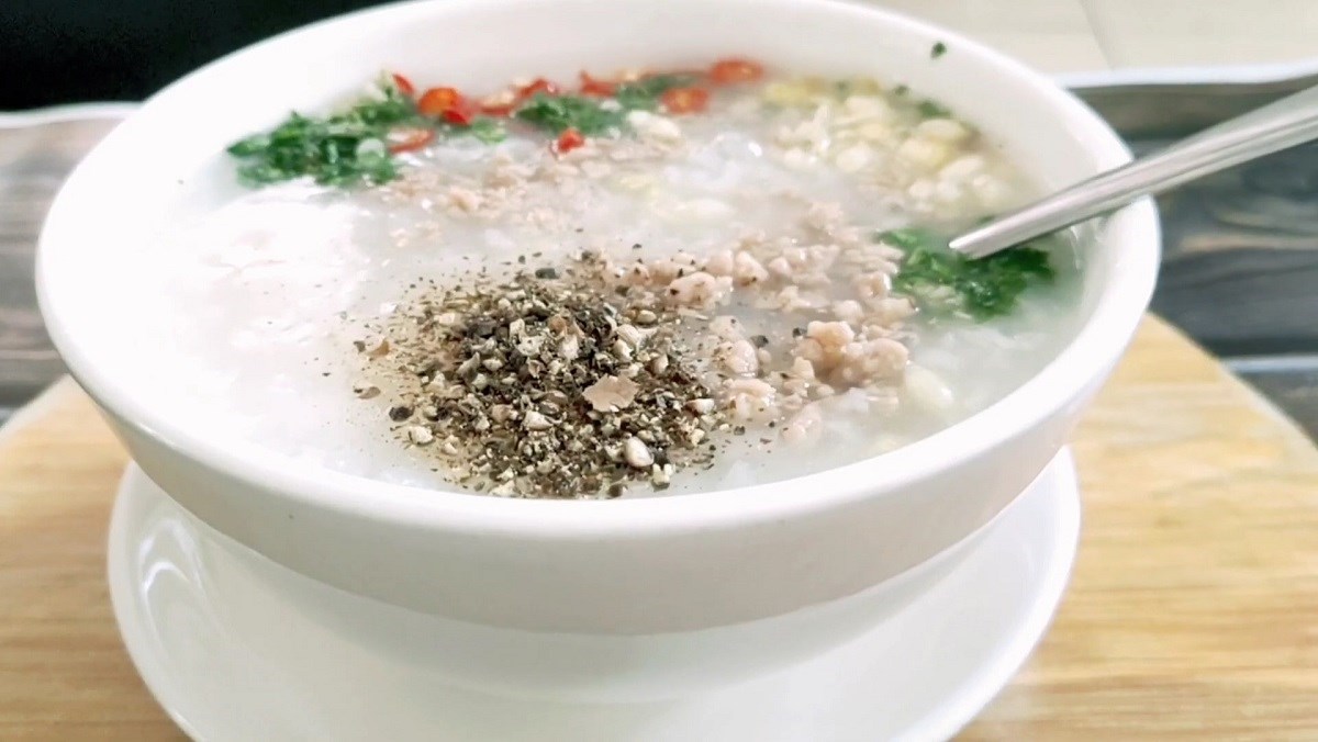 Cách nấu cháo củ nén (hành tăm) thơm ngon làm ấm cơ thể ngày mưa gió