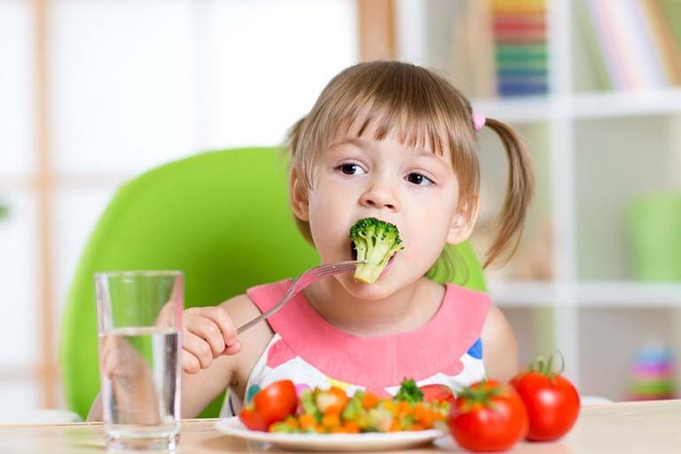 Chế độ dinh dưỡng cho trẻ bị tự kỷ: Nên ăn và kiêng gì?