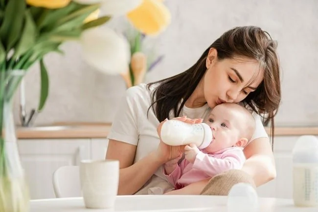 Nên cho bé uống sữa công thức đến mấy tuổi?