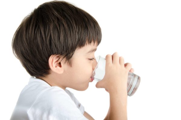 Cho trẻ uống nước như thế nào là đúng cách?