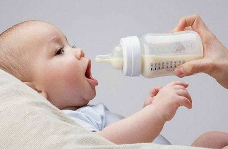 Cách tập cho con bú bình một cách hiệu quả và nhanh chóng