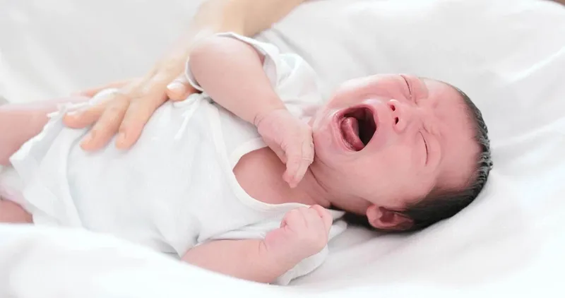 Trẻ sơ sinh khóc nhiều - nguyên nhân và cách xử lý