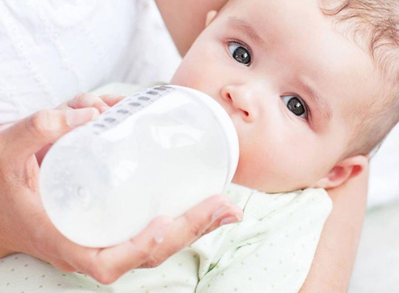 Cách pha sữa công thức cho trẻ sơ sinh đúng cách để đảm bảo dinh dưỡng toàn diện
