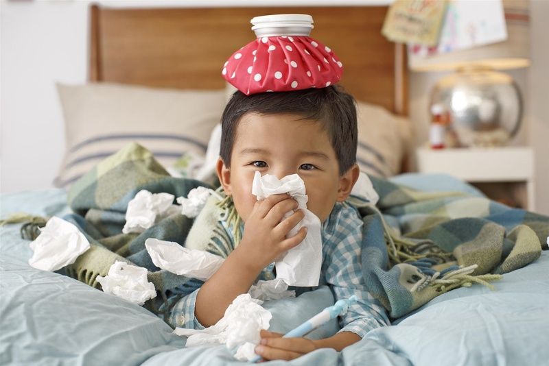 Nhiều tác nhân từ môi trường có thể khiến trẻ sơ sinh bị ho sổ mũi nhưng không sốt