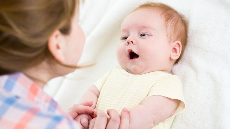 Chơi với trẻ sơ sinh: một cách tốt nhất để bố mẹ gần gũi và giúp con phát triển