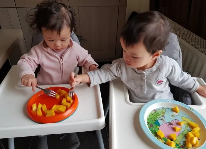Trẻ 22 tháng biết làm gì?