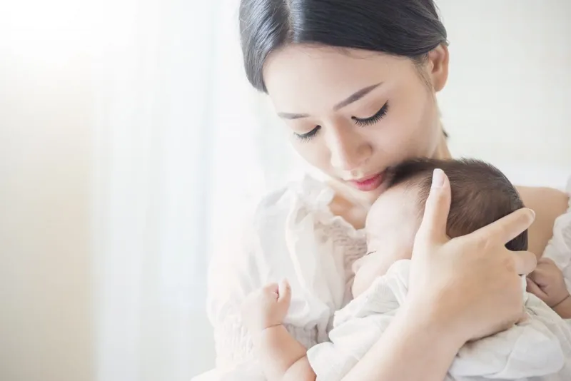 Tư thế bế trẻ sơ sinh không phù hợp tháng tuổi