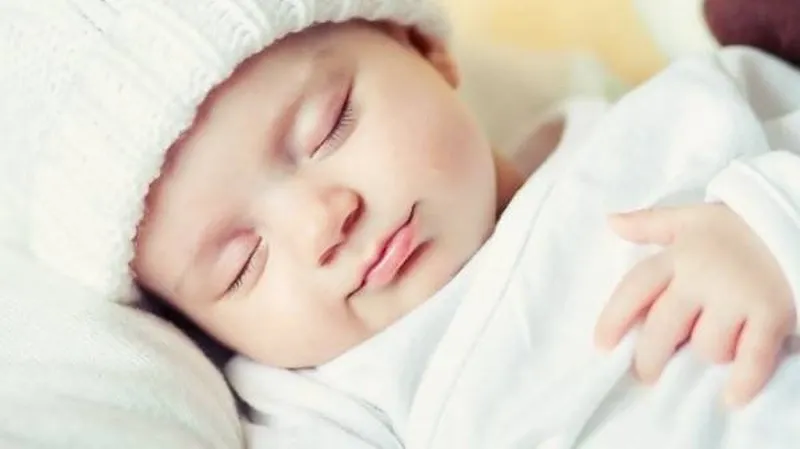 Trẻ sơ sinh ngủ hay cười: hiện tượng nguy hiểm hay không?