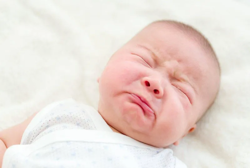 Trẻ sơ sinh bị nghẹt mũi nhưng không chảy nước mũi: nguyên nhân và cách xử lý