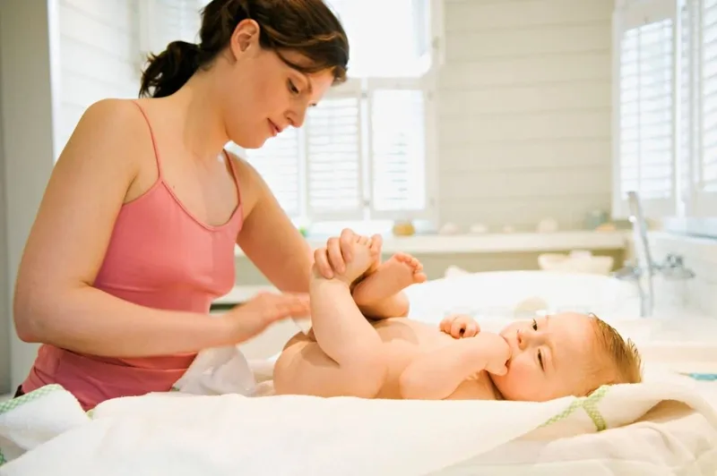 Cách vệ sinh vùng kín cho bé gái sơ sinh: an toàn và quan trọng