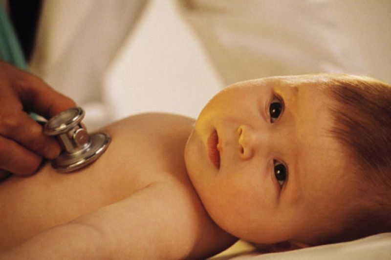 Rốn trẻ sơ sinh bị ướt: nguyên nhân, cách xử lý và chăm sóc