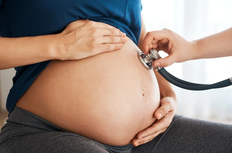 Có nên lo khi ra nhiều khí hư loãng như nước khi mang thai?