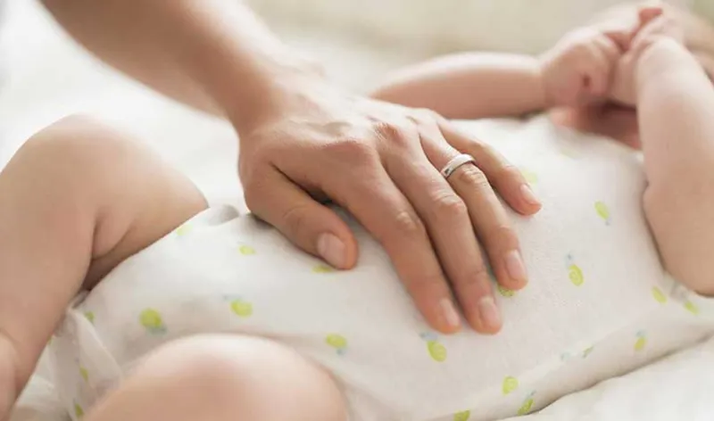 Trẻ sơ sinh rặn đỏ mặt khi đi ị: nguyên nhân và cách xử lý