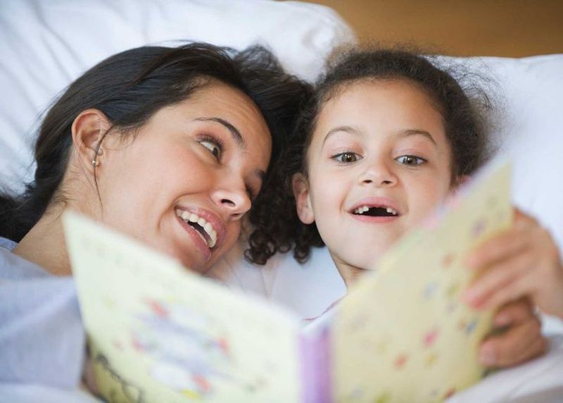 Việc kể chuyện mỗi đêm mang lại lợi ích gì cho sự phát triển của trẻ?