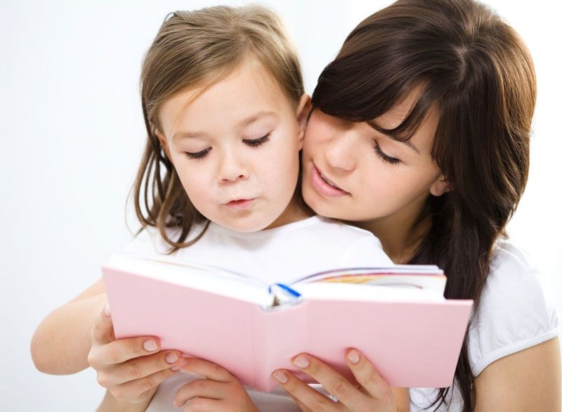 Việc kể chuyện mỗi đêm mang lại lợi ích gì cho sự phát triển của trẻ?
