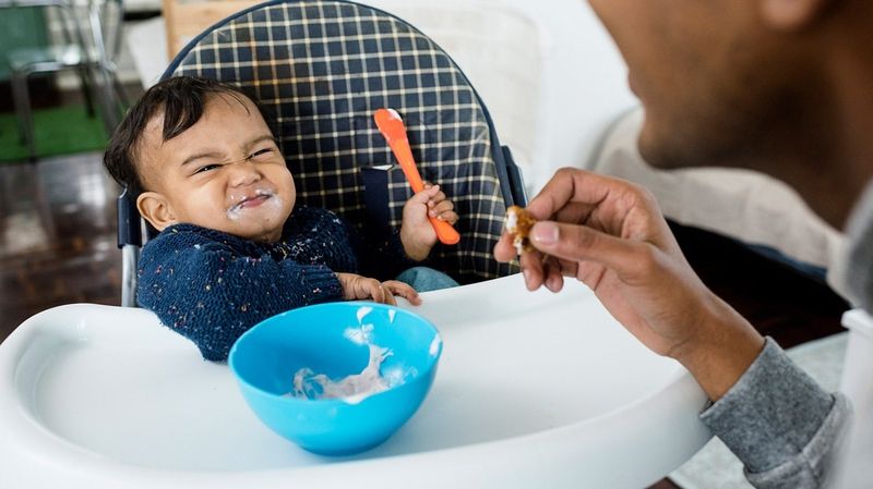 Sai lầm khi cho trẻ ăn dặm và cách khắc phục