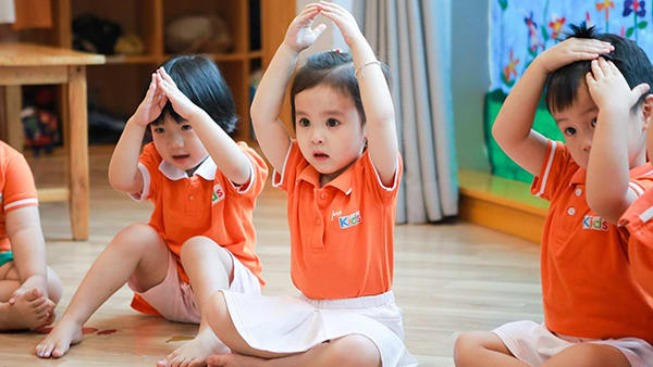 4 lý do ba mẹ nên cho trẻ đi học mầm non sớm?