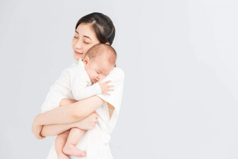 Hướng dẫn cách bế trẻ sơ sinh đúng kỹ thuật theo từng giai đoạn - 