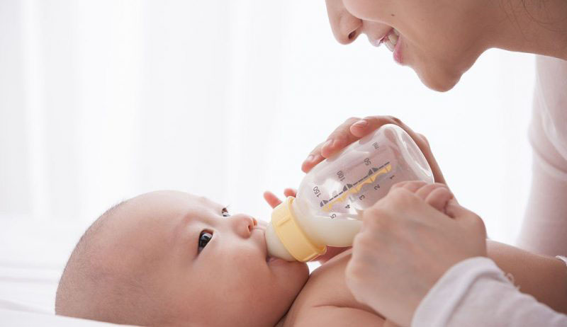 Khi nào nên đổi sữa và những lưu ý khi đổi sữa cho bé