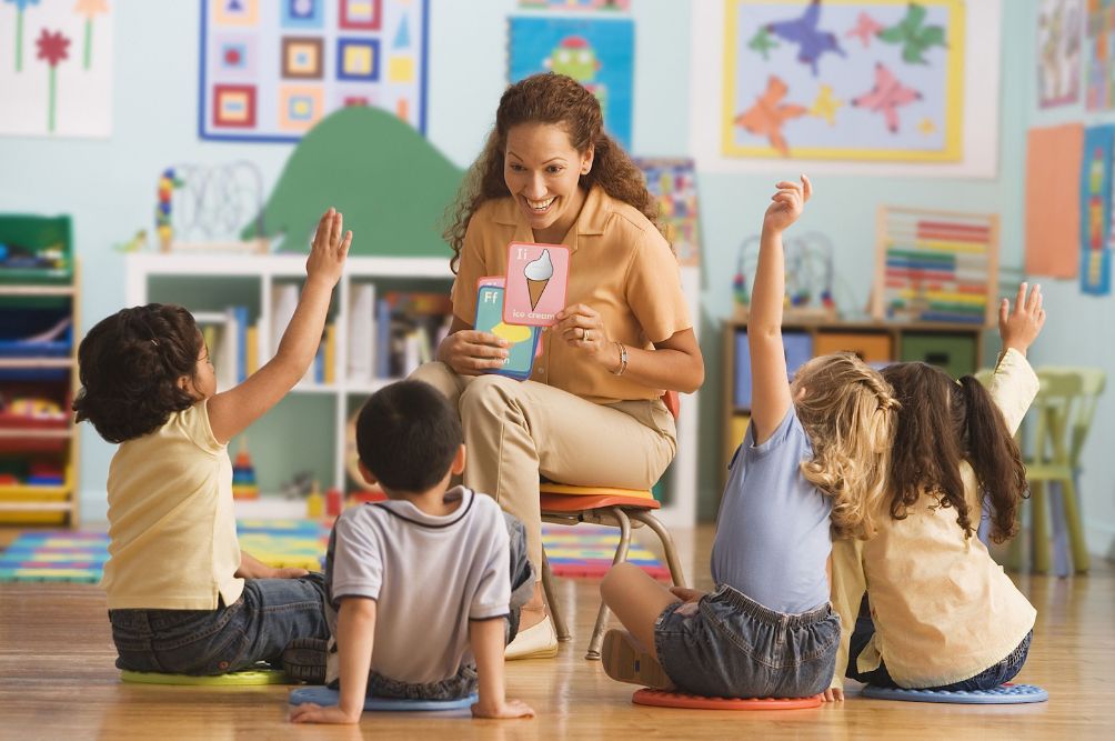 Có nên cho trẻ đi học mầm non sớm? Những điều ba mẹ cần biết