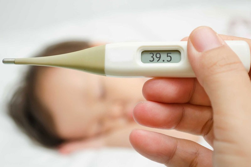 Sốt cao đột ngột là tác nhân trực tiếp kích phát cơn co giật ở trẻ nhỏ 