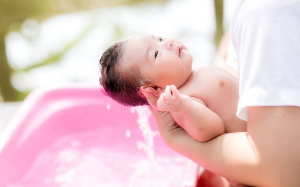 Trẻ sơ sinh có nên tắm hàng ngày không?