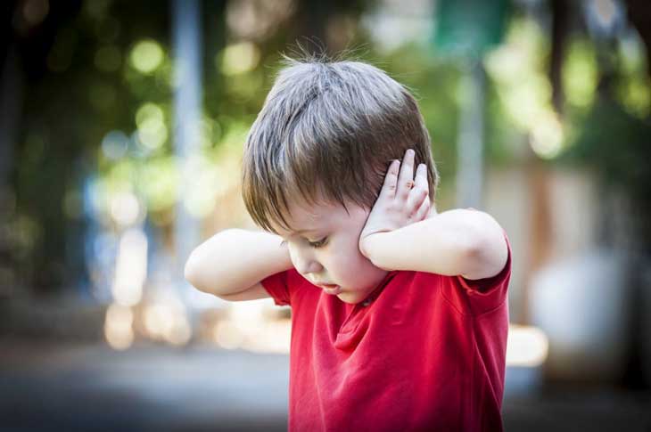 Bệnh tự kỷ ở trẻ: Dấu hiệu, chẩn đoán phân biệt, điều trị và lưu ý